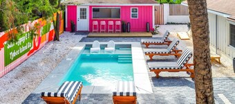 Heated Pool 4 blocks to beach!