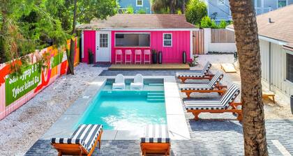 Heated Pool 4 blocks to beach!