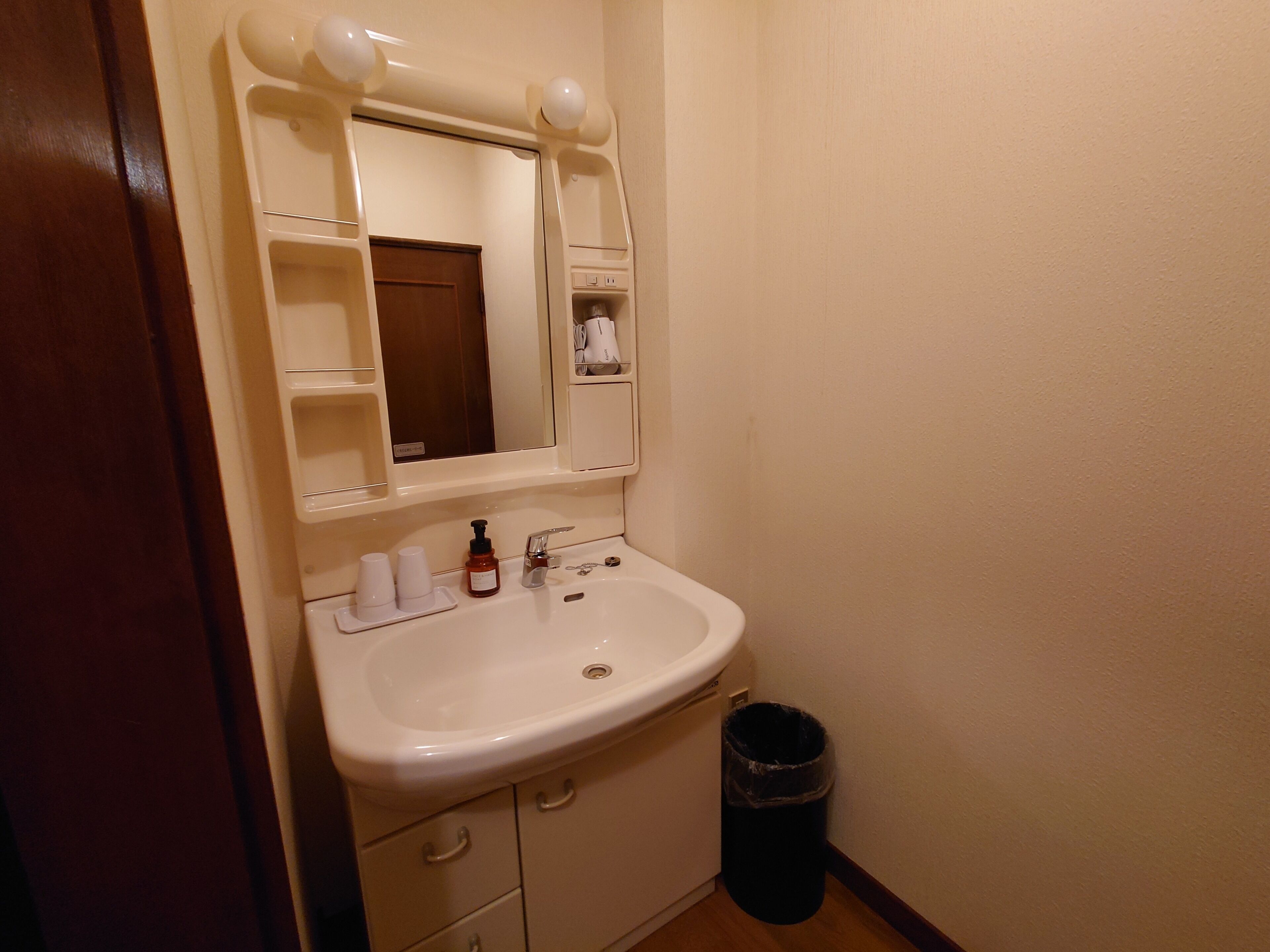 ฝักบัวในอ่างอาบน้ำ, ไดร์เป่าผม, เสื้อคลุมอาบน้ำ, ผ้าเช็ดตัว