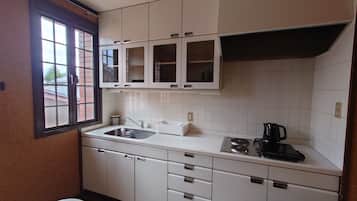 Full-sized fridge, microwave, stovetop, cookware/dishes/utensils