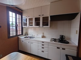 Refrigerador con freezer, microondas, placa de cocina