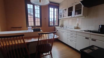 Rumah, 2 kamar tidur, Bebas Asap Rokok, dapur kecil | Dapur pribadi | Lemari es besar, microwave, kompor, dan peralatan masak/sendok-piring