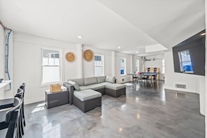 Smart TV, fireplace, table tennis, computer monitors