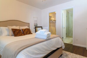 3 habitaciones, escritorio, tabla de planchar con plancha y wifi gratis