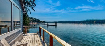 Waterfront getaway with expansive deck, gas grill & 40' private waterfront