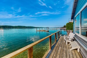 Terrace/patio - Waterfront getaway with expansive deck, gas grill & 40' private waterfront (Belfair)