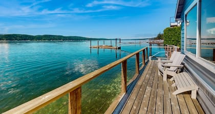 Waterfront getaway with expansive deck, gas grill & 40' private waterfront