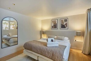 2 bedrooms, desk, iron/ironing board, WiFi
