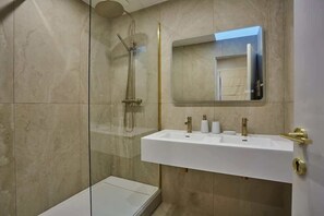 Shower, hair dryer, towels - Place de la Bastille Cozy and Modern 2BD (Paris)