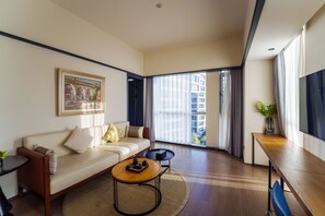 Televisión LCD, mesa de ping pong, libros, impresora