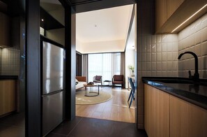 Executive-sviitti | Olohuone | LCD-televisio, pöytätennispöytä, kirjoja, tulostin