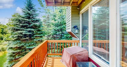 Spacious townhome with private hot tub, deck, W/D, free WIFI