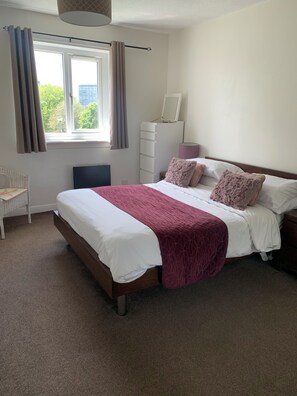 1 quarto, escrivaninha, ferros/tábuas de passar roupa, Wi-Fi de cortesia