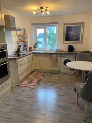 Geladeira, micro-ondas, fogão, chaleira elétrica