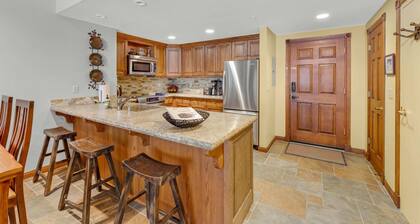 2BR Main St Condo, Walk to Ski Lift!