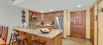 2BR Main St Condo, Walk to Ski Lift!