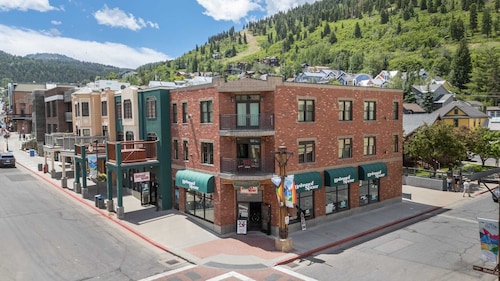 2BR Main St Condo, Walk to Ski Lift!