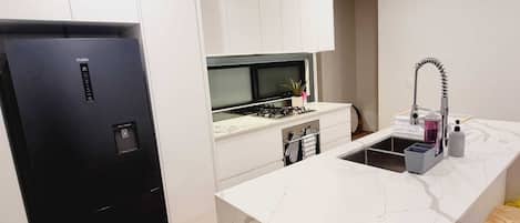 Réfrigérateur, four à micro-ondes, un four, surface de cuisson