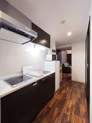 ثلاجة، ميكروويف، موقد طهي مسطح، غلّاية كهربائية