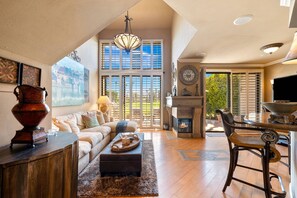 Smart TV, chimenea y reproductor de DVD 