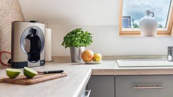 Frigorifero, microonde, forno, piano cottura