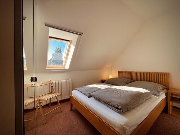 2 bedrooms, iron/ironing board, free WiFi