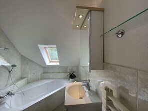 Suihku, hiustenkuivaaja, pyyhkeet
