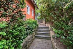 En rød bygning med en stentrappe op til en dør.
