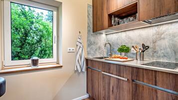 Kühlschrank, Herdplatte, Wasserkocher mit Kaffee-/Teezubehör