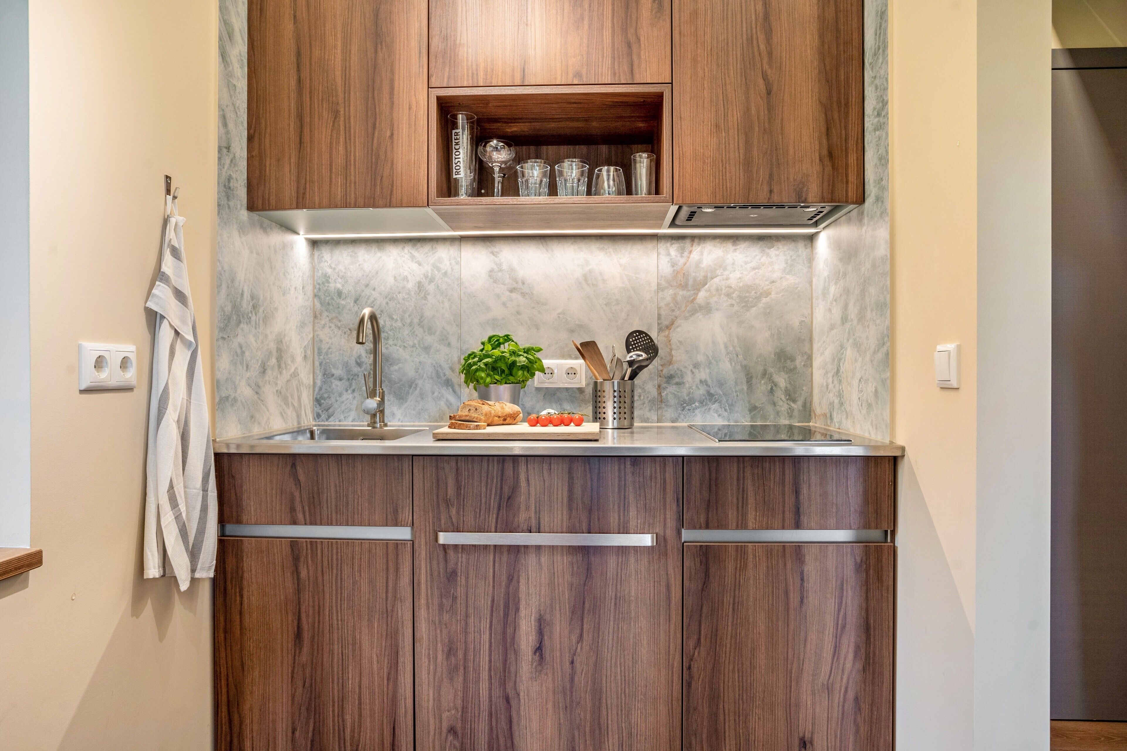 Kühlschrank, Herdplatte, Wasserkocher mit Kaffee-/Teezubehör