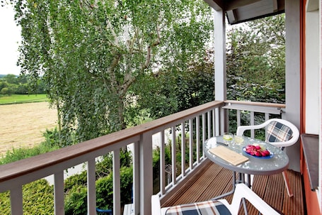 Outdoor dining. Studio Apartment 'Küstenblau - Fulgenhaus' with Balcony