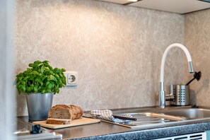 Fridge, stovetop, coffee/tea maker, electric kettle - Studio Apartment 'Mohnrot - Fulgenhaus' with Balcony (Wittenbeck-Klein Bollhagen)