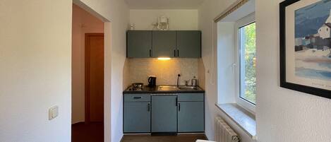 Réfrigérateur, plaque de cuisson, cafetière/bouilloire