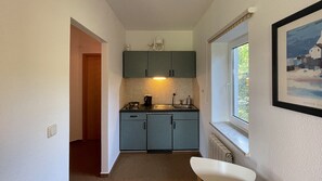 Fridge, stovetop, coffee/tea maker, electric kettle