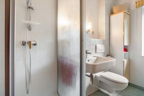 Shower, free toiletries - Studio Apartment 'Mohnrot - Fulgenhaus' with Balcony (Wittenbeck-Klein Bollhagen)