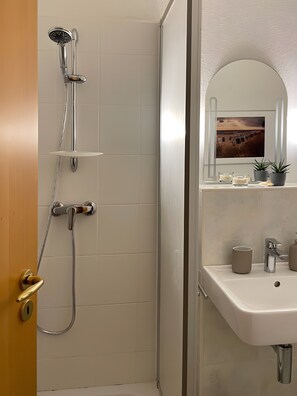 Shower, free toiletries