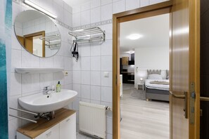 Dusj, hårføner og håndklær