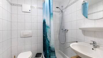 Dusche, Haartrockner, Handtücher