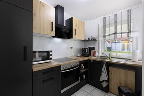 Fridge, microwave, oven, stovetop - Apartment 'Albgängerle' with Mountain View, Private Terrace and Wi-Fi (Mössingen)
