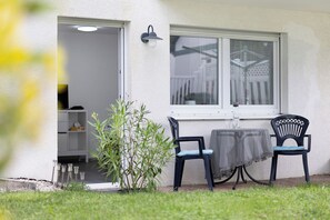 Outdoor dining - Apartment 'Albgängerle' with Mountain View, Private Terrace and Wi-Fi (Mössingen)