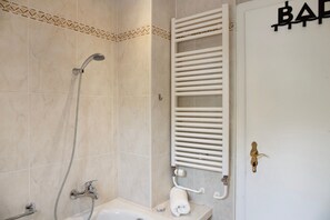 Douche, articles de toilette gratuits, sèche-cheveux