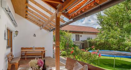 Holiday Apartment 'Auszeit Brunner' with Private Terrace, Shared Garden and Wi-Fi