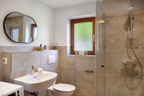 Dusche, kostenlose Toilettenartikel, Haartrockner, Handtücher