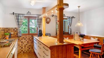 Jääkaappi, mikroaaltouuni, uuni, liesi