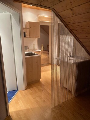 Una cocina moderna con armarios de madera y un lavamanos empotrado.