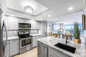 Fridge, microwave, oven, stovetop - Exquisite beachfront views | Little Hickory Island - Beachfront Daze (Bonita Sorings)