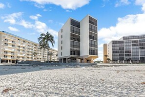 Exterior - Exquisite beachfront views | Little Hickory Island - Beachfront Daze (Bonita Sorings)