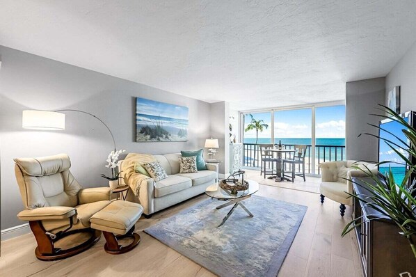 Smart TV - Exquisite beachfront views | Little Hickory Island - Beachfront Daze (Bonita Sorings)