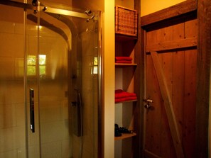 Dusche, Haartrockner, Handtücher