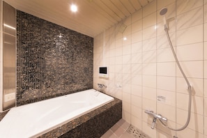 Quarto standard | Banheiro | Produtos de toalete grátis, secador de cabelo, roupões de banho